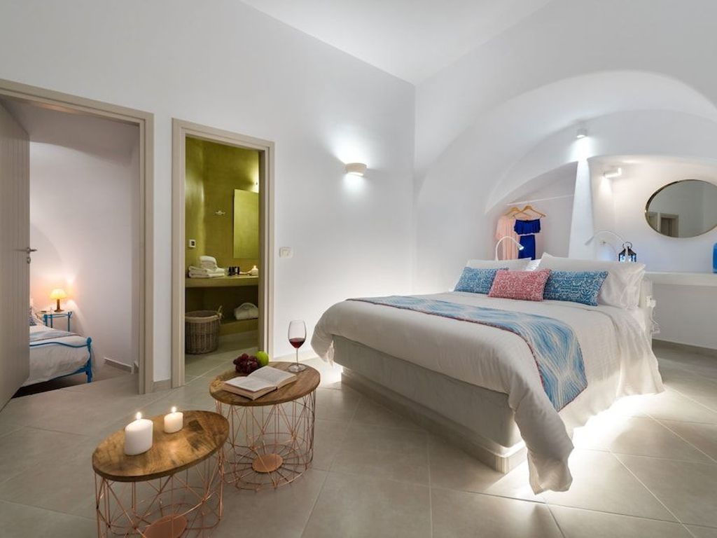 Kima Oia Suites