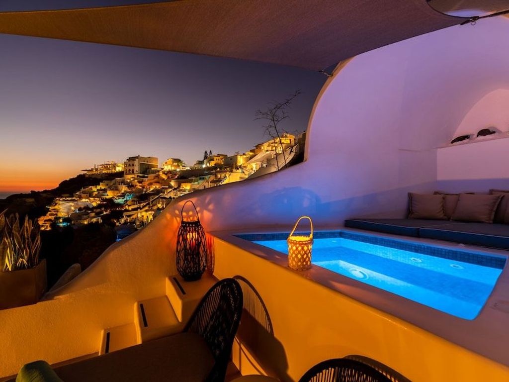 Kima Oia Suites