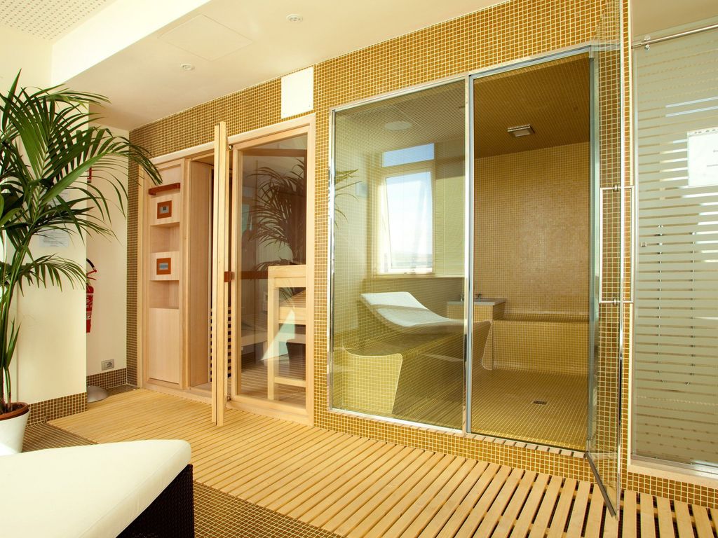 Breaking Business Hotel