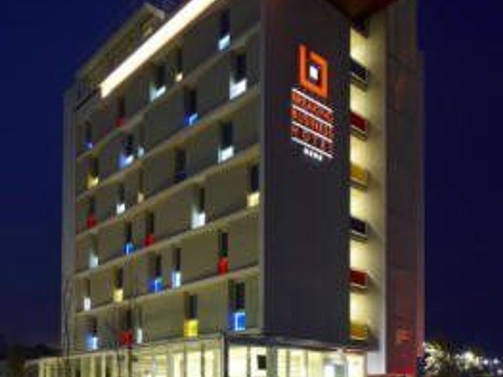 Breaking Business Hotel