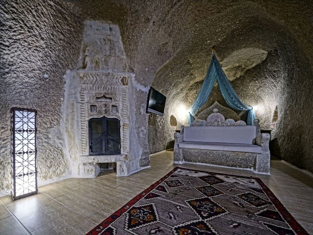Holiday Cave Hotel