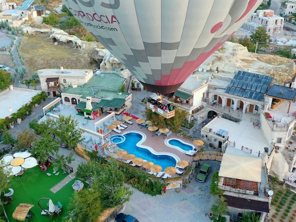 Holiday Cave Hotel