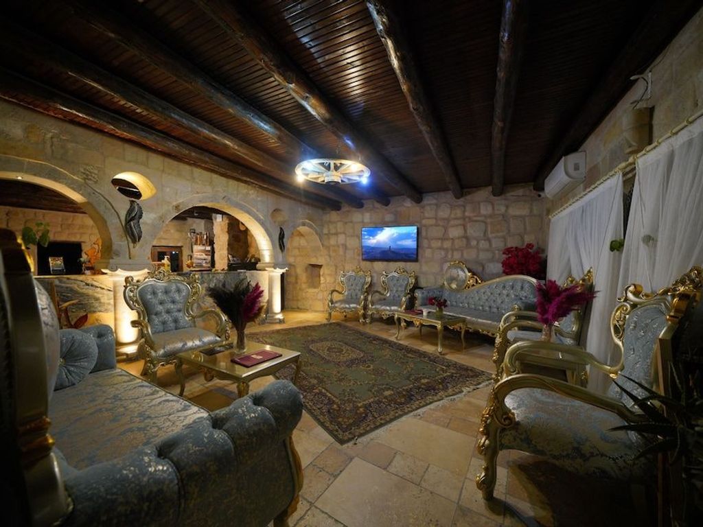 Holiday Cave Hotel