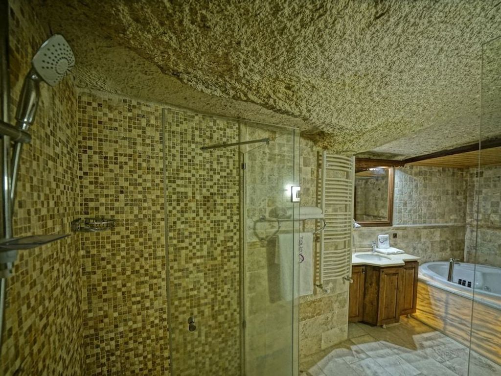Holiday Cave Hotel