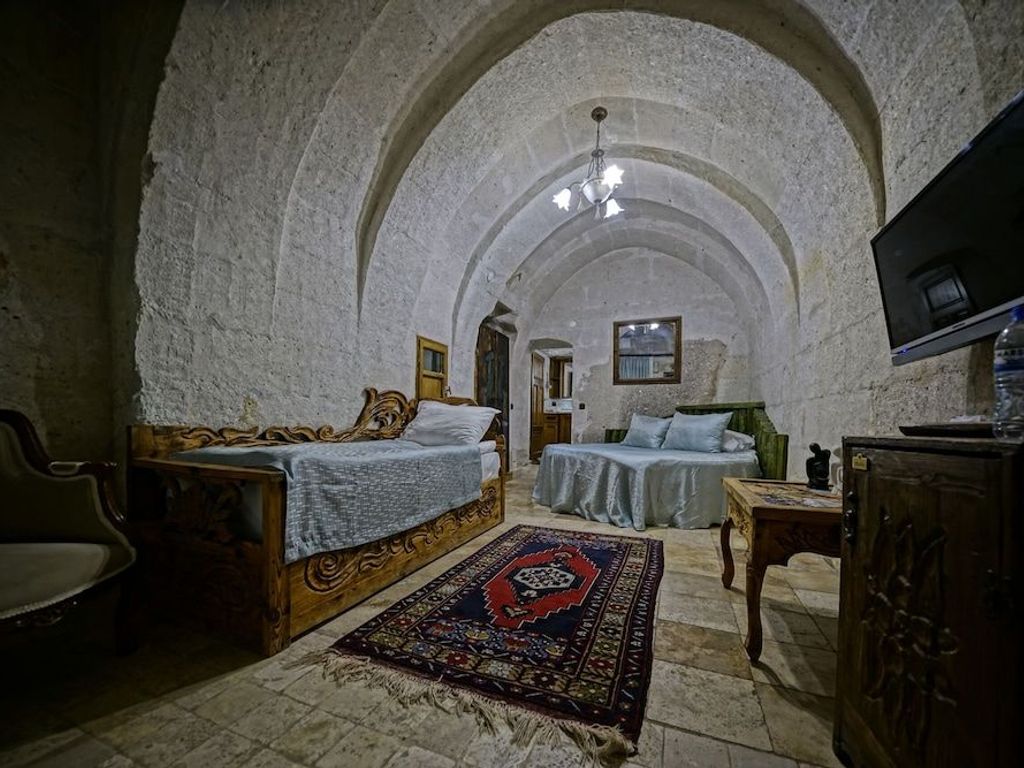 Holiday Cave Hotel