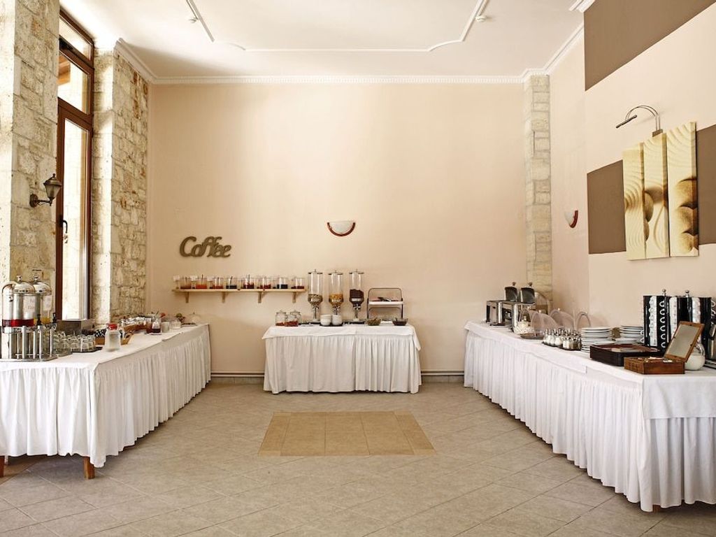 Stratos Hotel