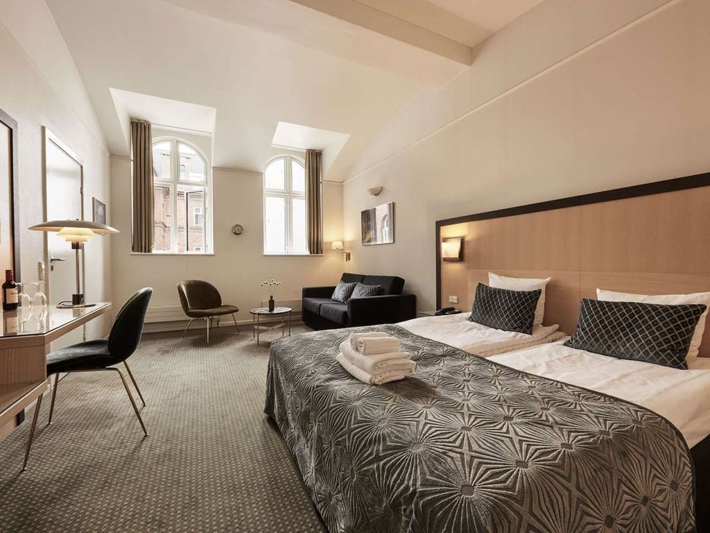 Ascot Hotel
