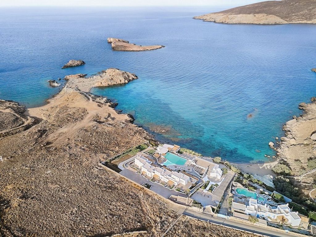 A Resort to Live Mykonos Lolita