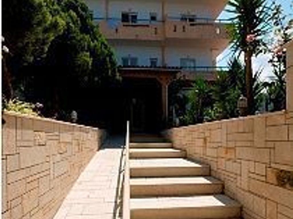 Nikos Hotel