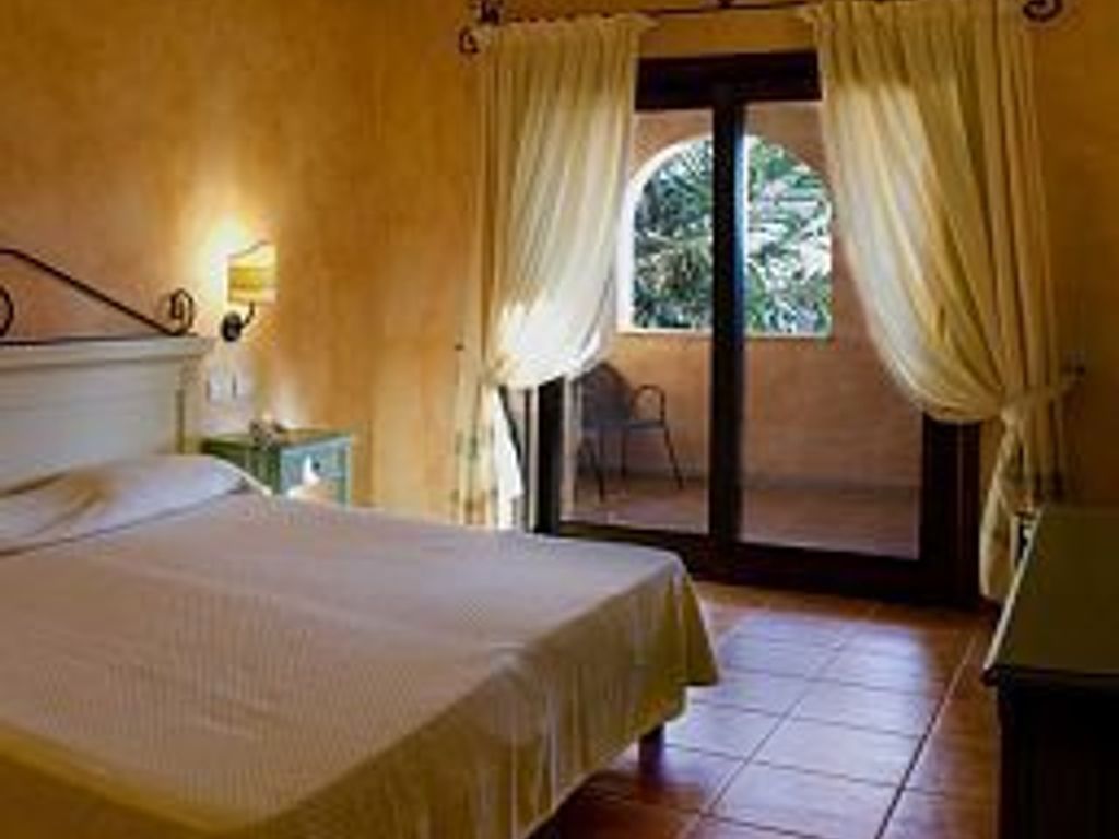 Lantana Resort Hotel & Apartments