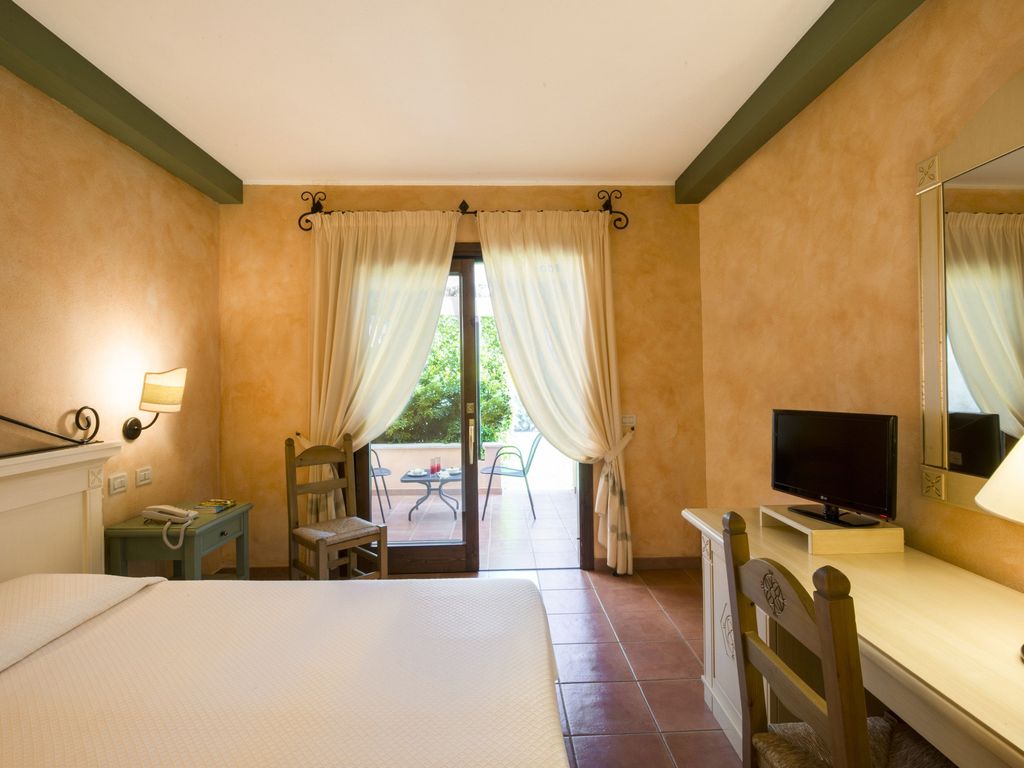 Lantana Resort Hotel & Apartments