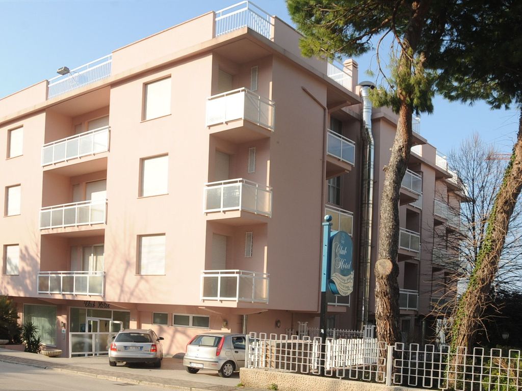 Club Hotel