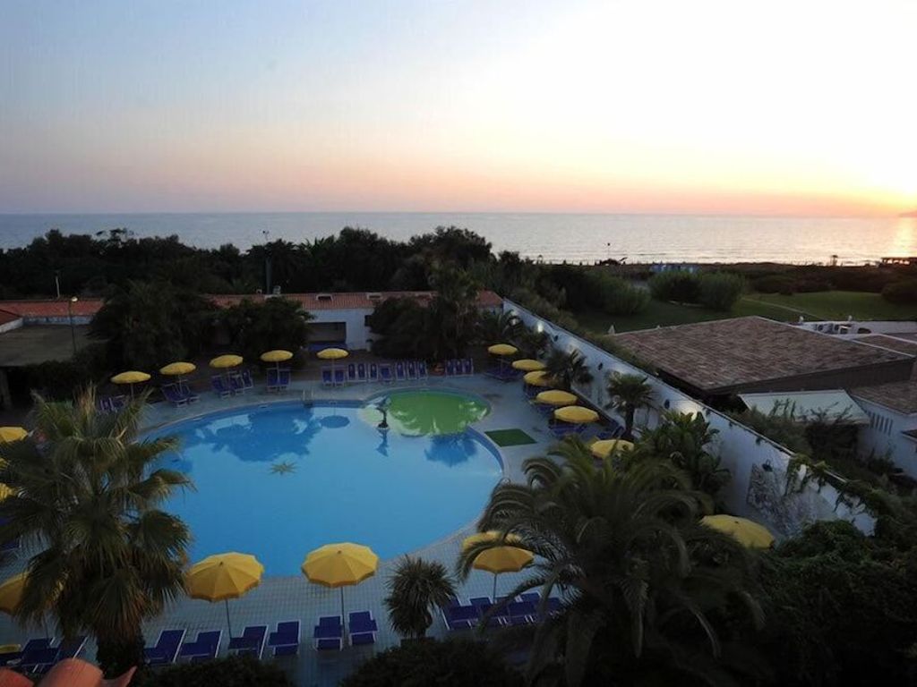 Marina Club Hotel
