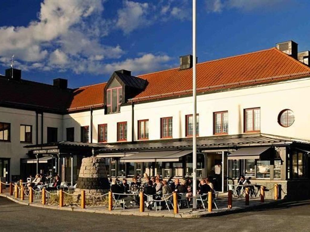 DOCKYARD HOTEL