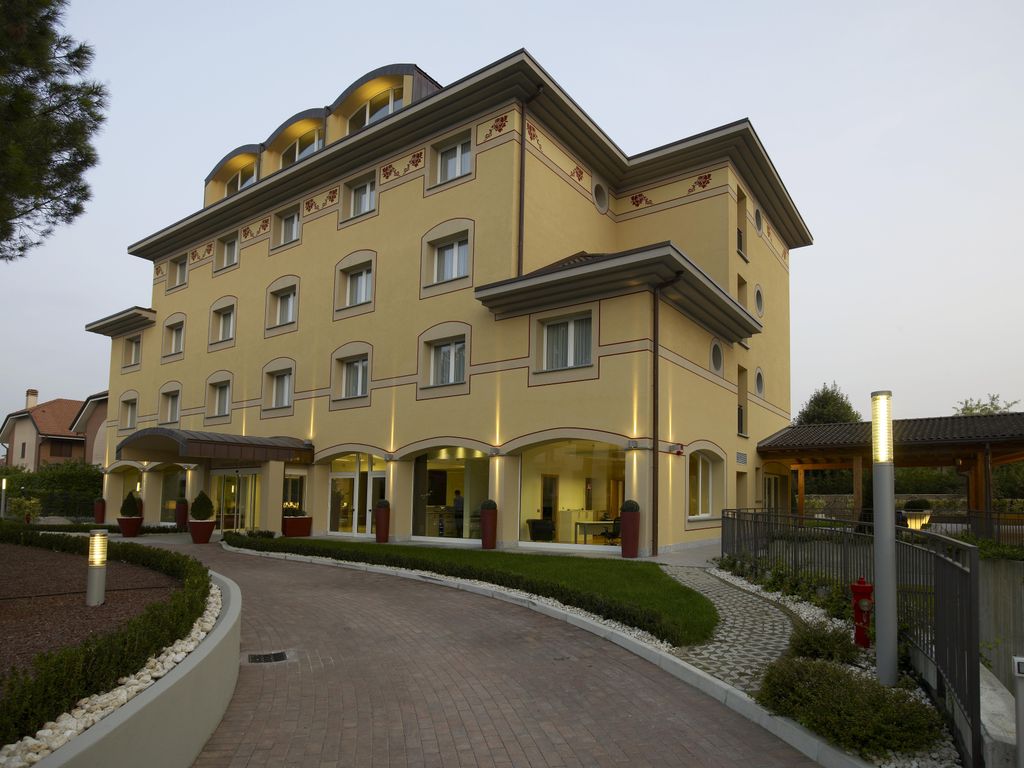 Virginia Palace