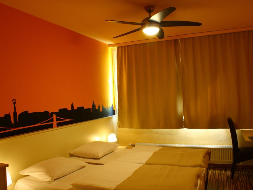 Pest Inn