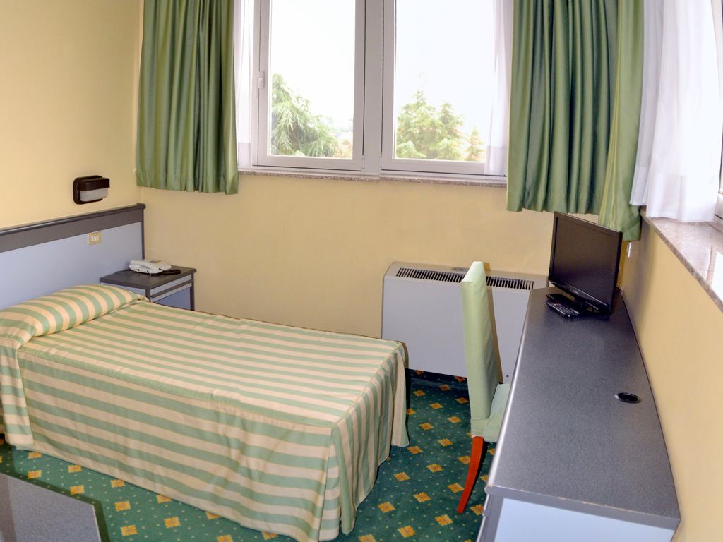 Hotel Embassy