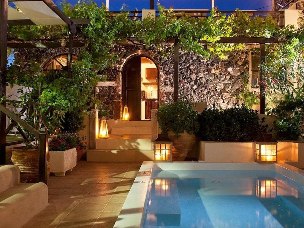 Lava Suites and Lounge