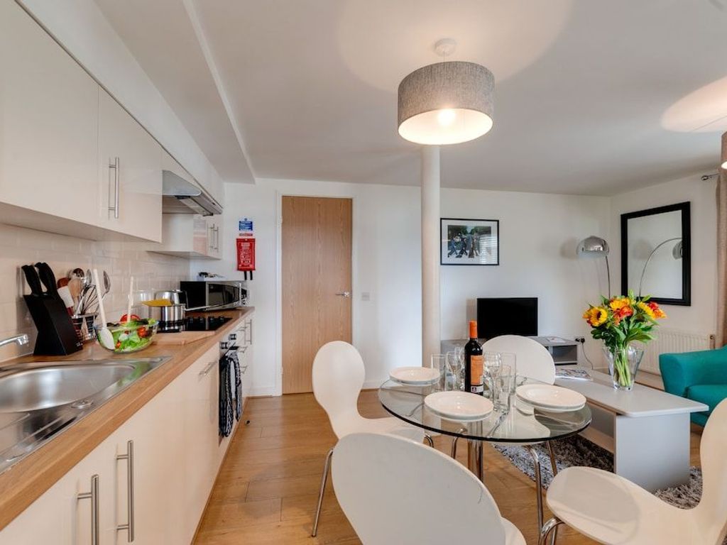 Base Serviced Apartments - The Docks