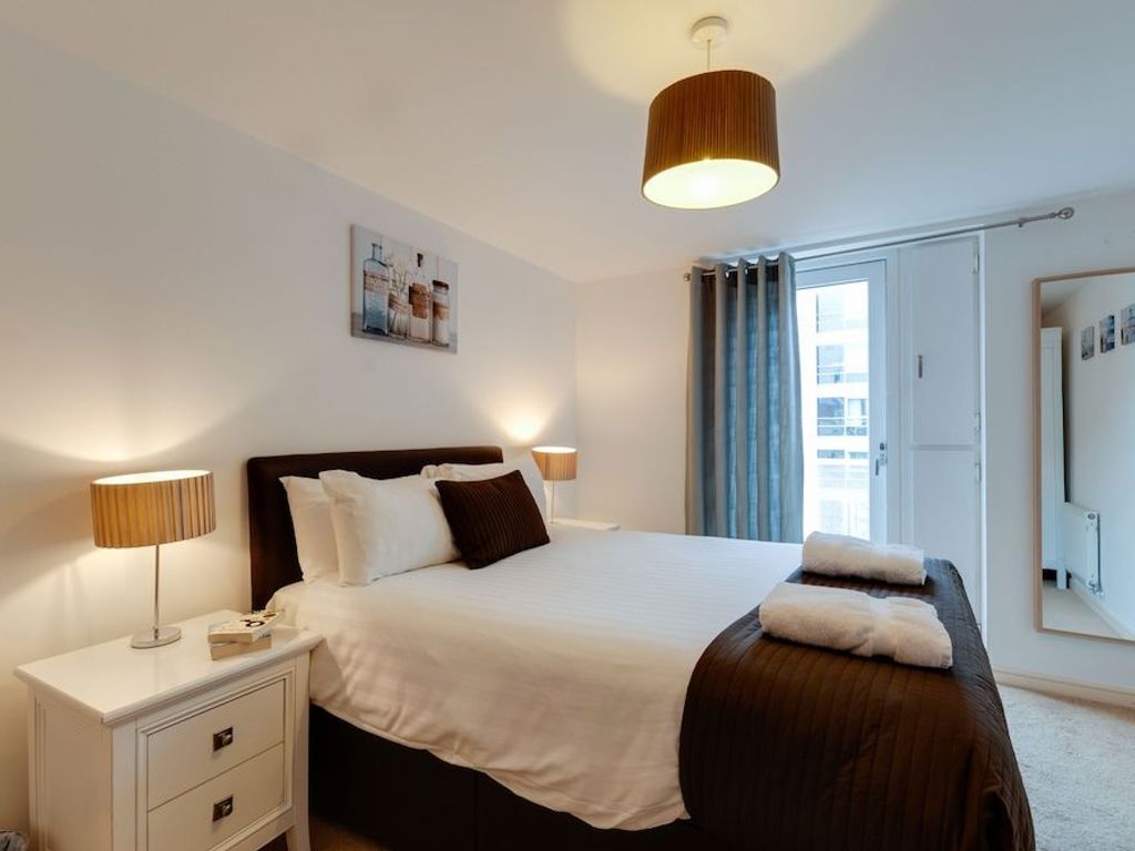 Base Serviced Apartments - The Docks