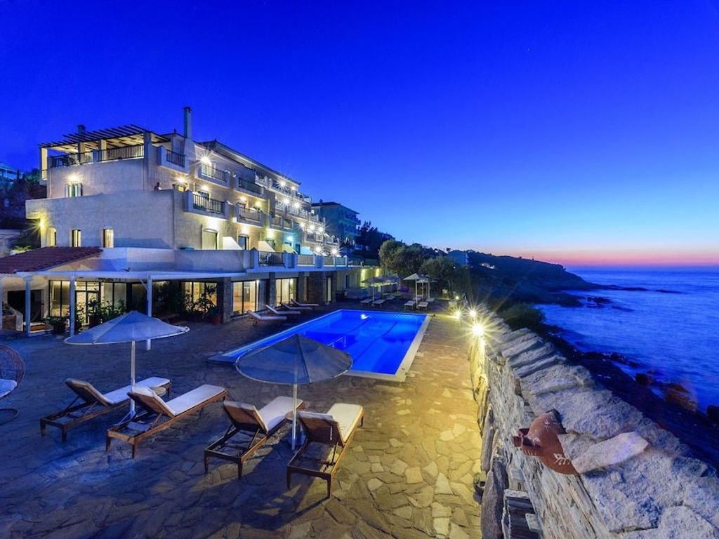 Cavos Bay Hotel and Studios