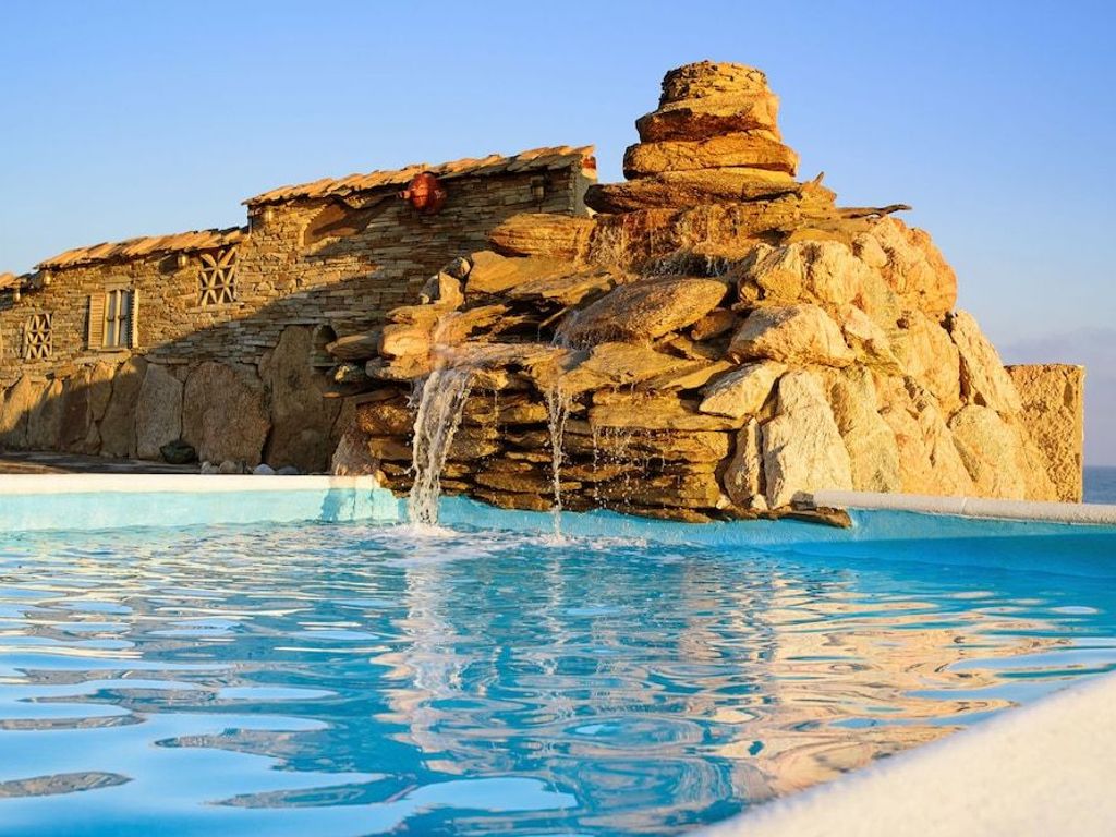 Cavos Bay Hotel and Studios