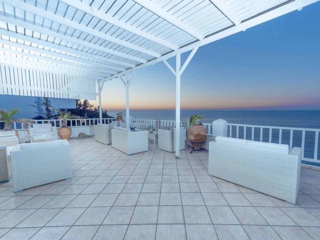 Cavos Bay Hotel and Studios