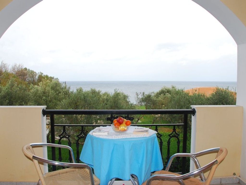 Kavos Psarou Studios and Apartments