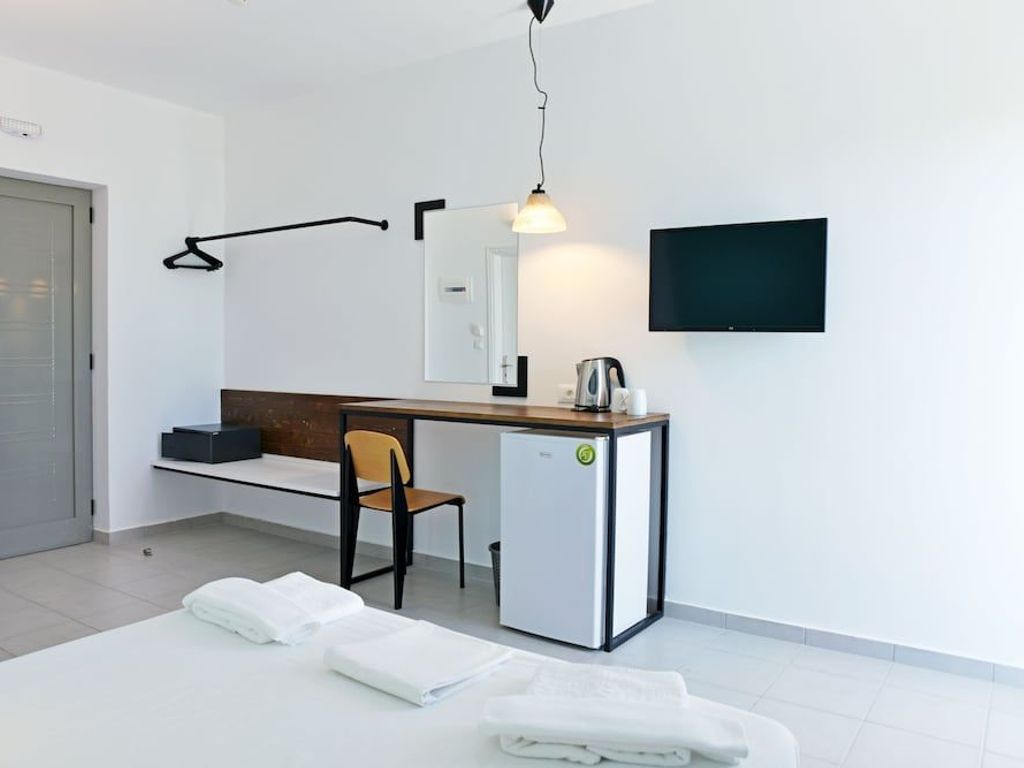Hillside Studios & Apartments