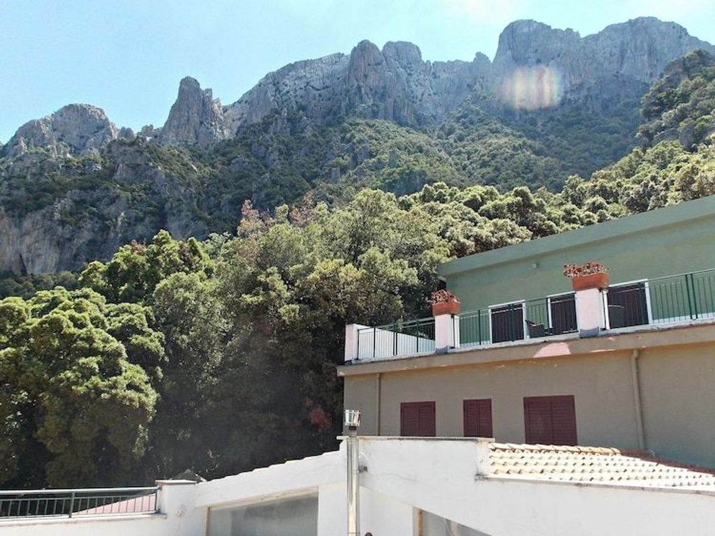 Enis Monte Maccione
