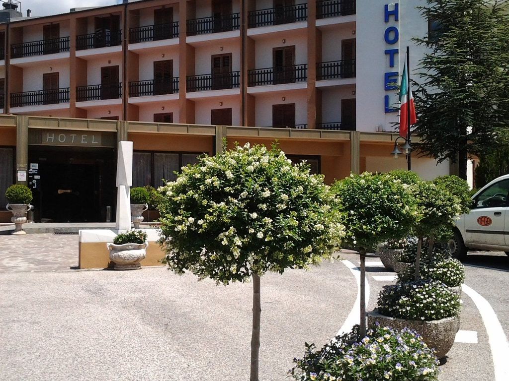 Kiris Hotel