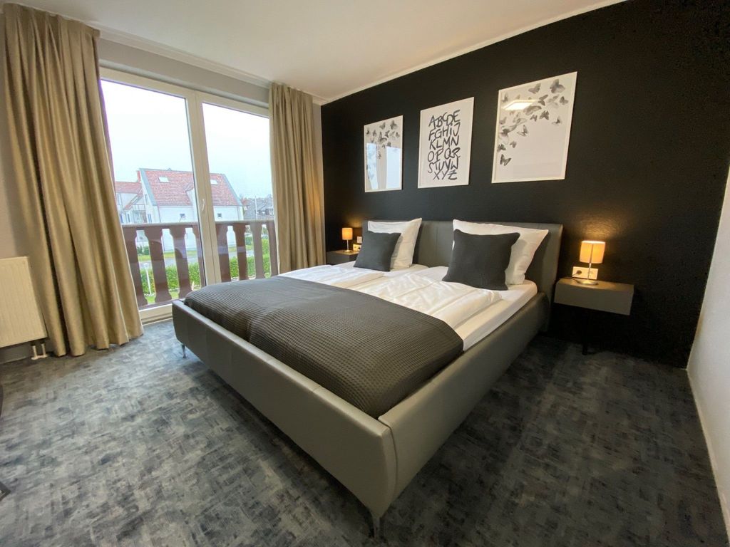 Deluxe Hotel & Cafe