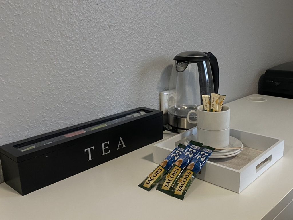 Deluxe Hotel & Cafe