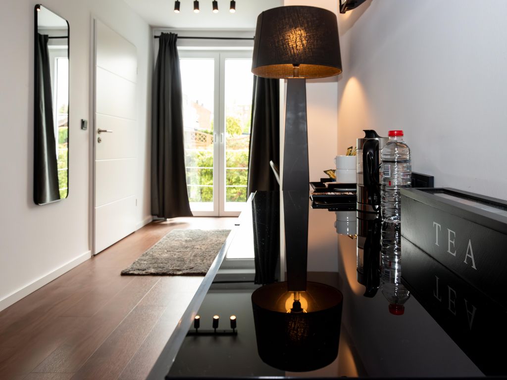 Deluxe Hotel & Cafe