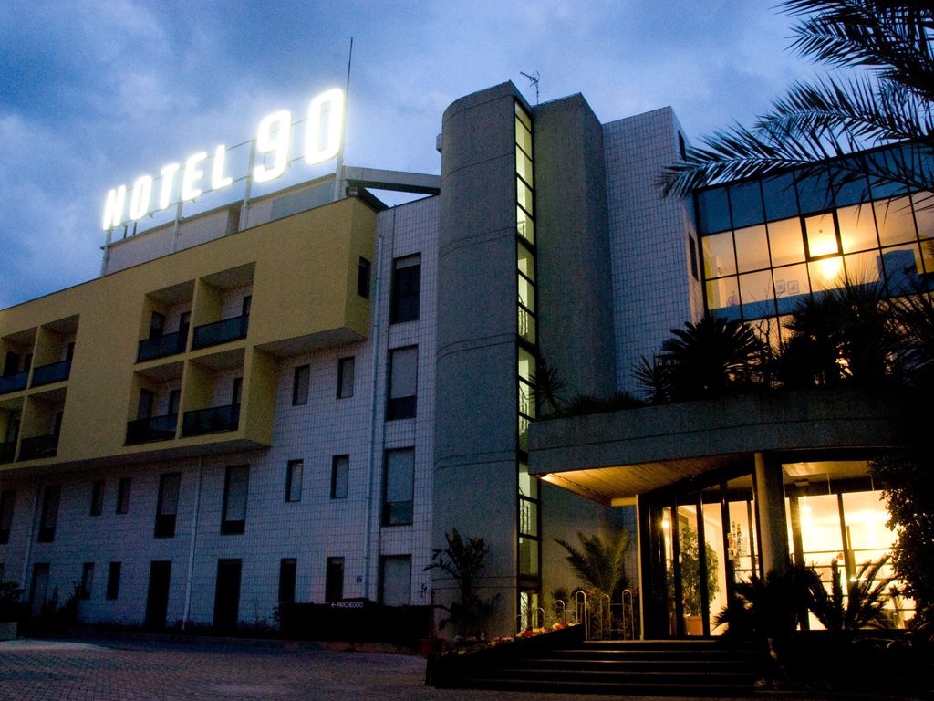 Iris Hotel 90
