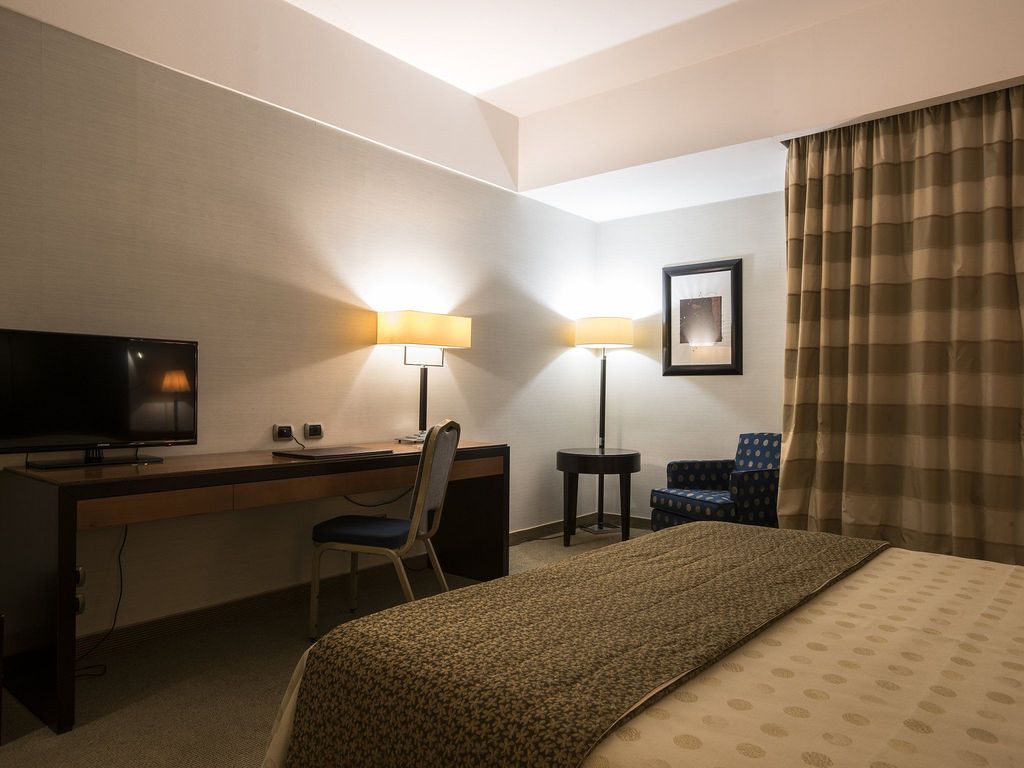 FlyOn Hotel & Conference Center