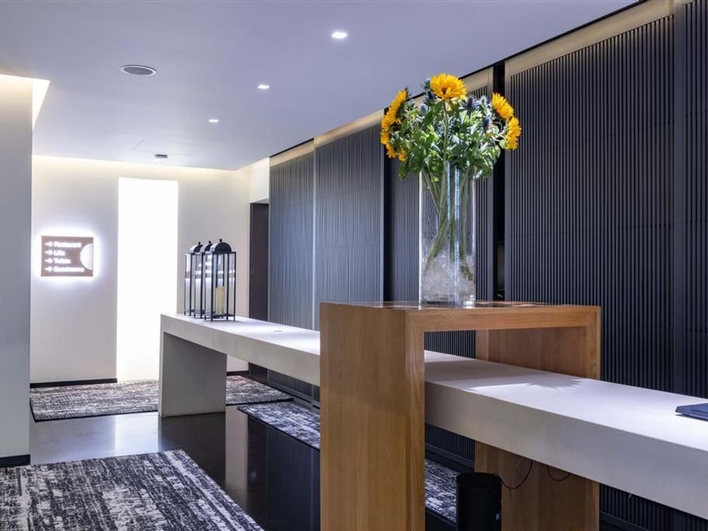 La Suite West