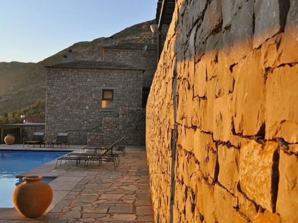 Elafivolia Arachova Suites