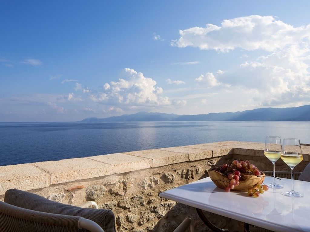 Moni Emvasis Luxury Suites