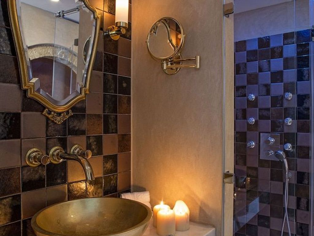 Moni Emvasis Luxury Suites
