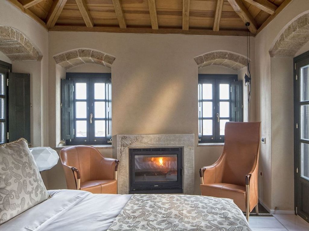 Moni Emvasis Luxury Suites