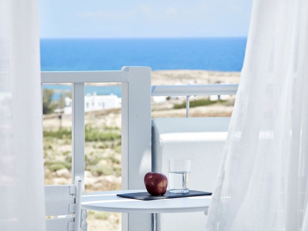 Mr & Mrs White Paros