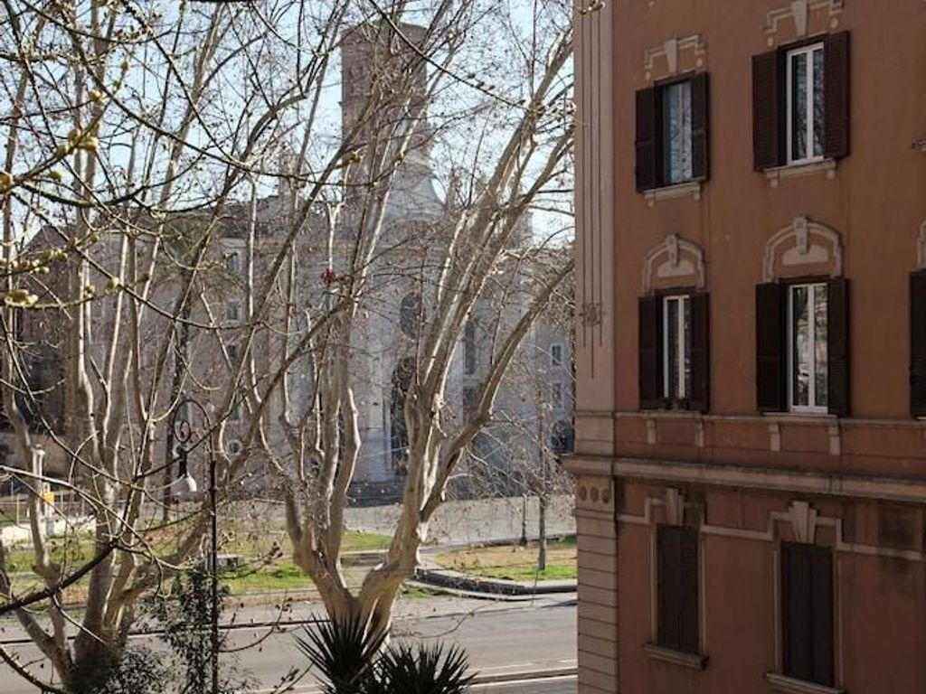 T & V House