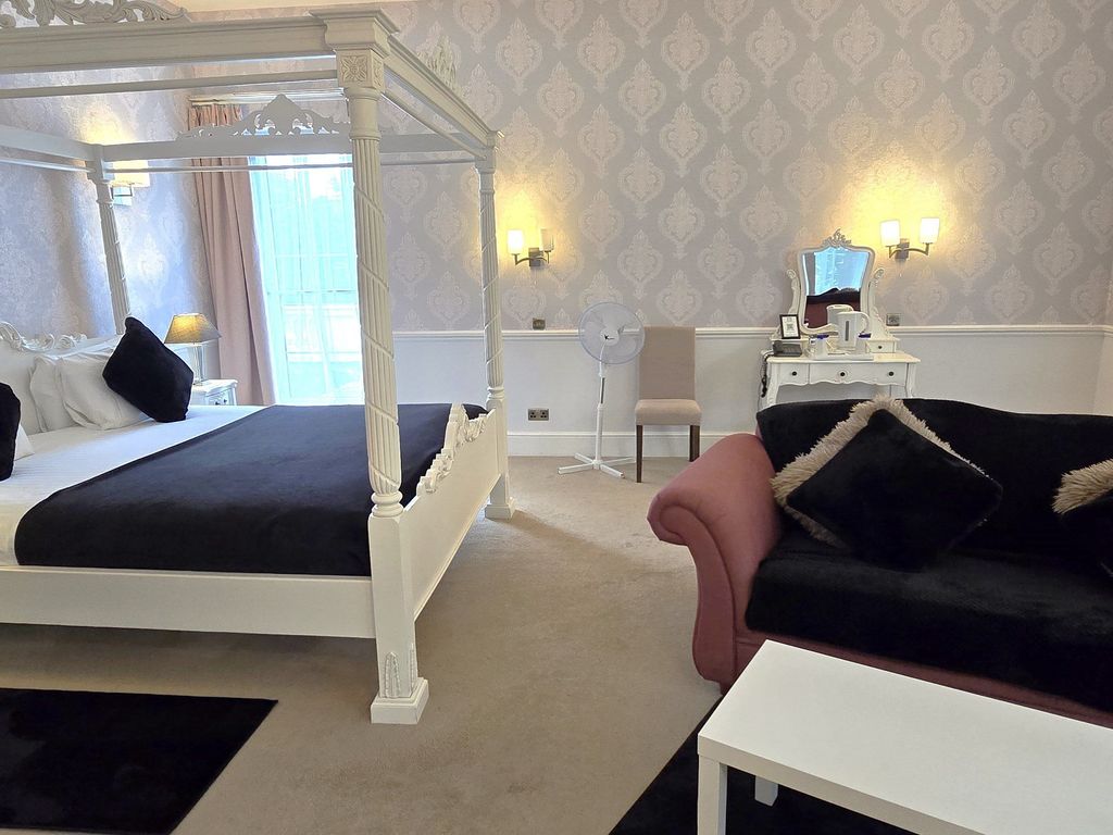 Manor of Groves Hotel