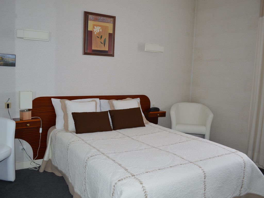 Christina Contact Hotel