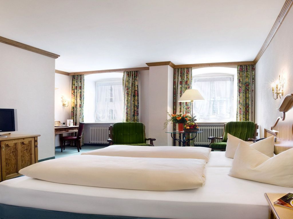 Post-Hotel