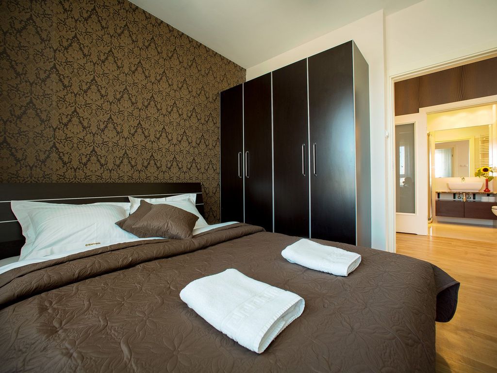 Platinum Towers E-Apartments
