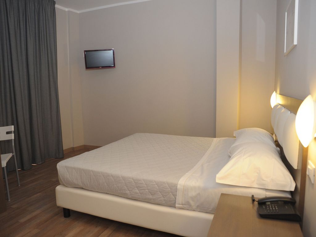 GG8 Restaurant & Hotel