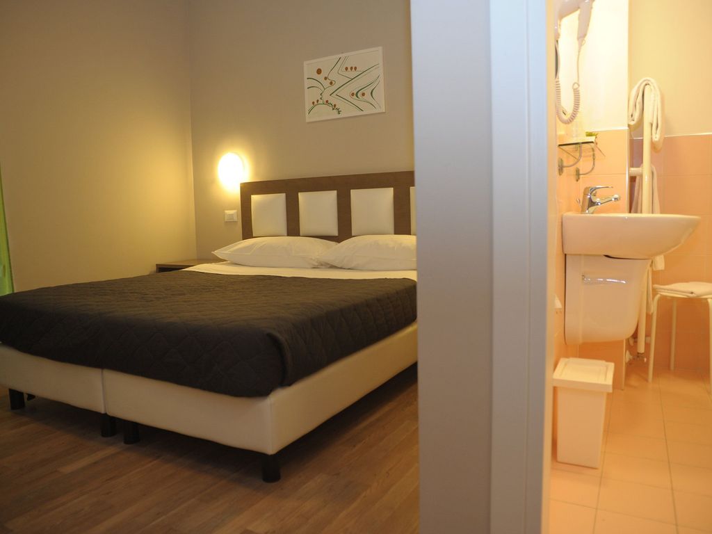 GG8 Restaurant & Hotel