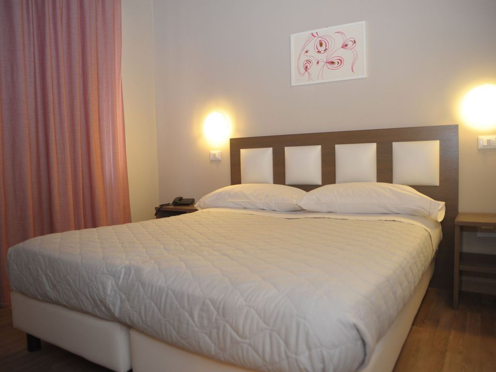 GG8 Restaurant & Hotel